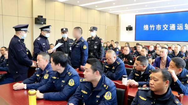 easyn苹果版:警示教育大会上，他被现场铐走