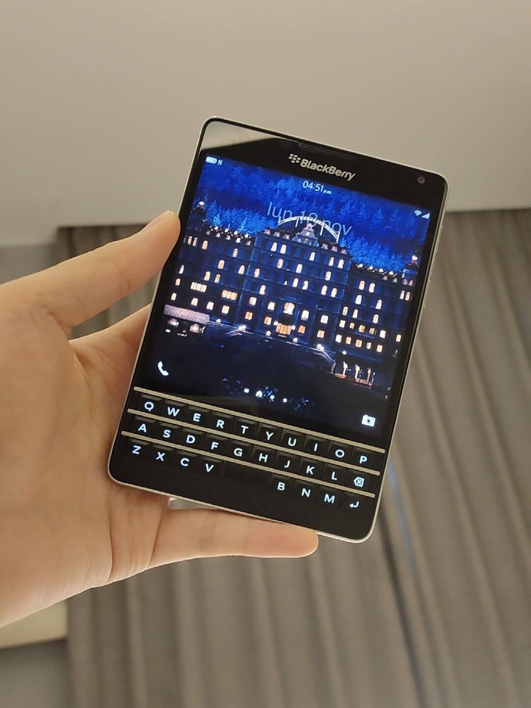 黑莓手机有中文版(黑莓手机怎么调成中文版)